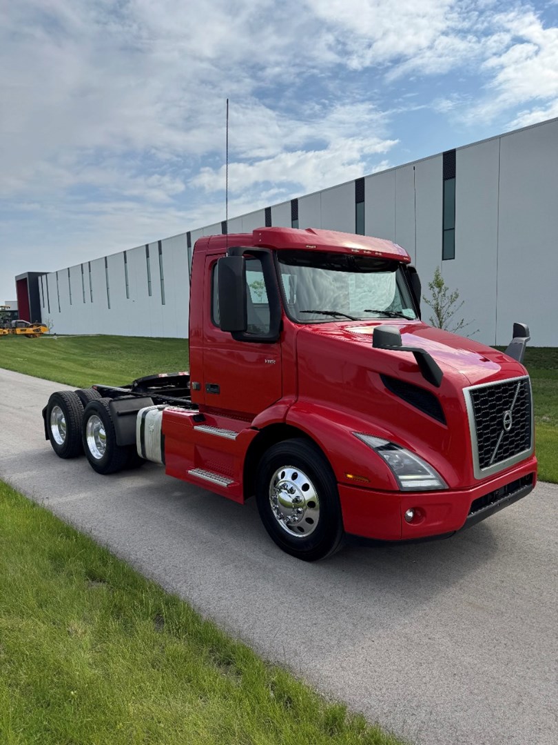 2020 VOLVO VNR300 - USED TRUCKS DAY CAB - image 8